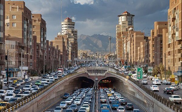ترافیک پر حجم و سنگین در معابر و بزرگراههای تهران ترافیک پر حجم و سنگین در معابر و بزرگراههای تهران