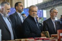 مردم باید با آزادی کتاب مورد نظر خود را برگزینند مردم باید با آزادی کتاب مورد نظر خود را برگزینند
