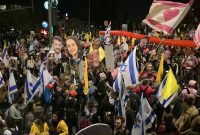 هزاران اسرائیلی علیه دولت نتانیاهو در دو شهر بزرگ تظاهرات کردند هزاران اسرائیلی علیه دولت نتانیاهو در دو شهر بزرگ تظاهرات کردند