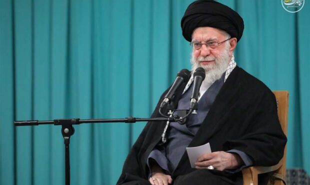 اطلاعیه دفتر رهبر انقلاب درباره تماس مردم برای طلب حلالیت از امام شهید اطلاعیه دفتر رهبر انقلاب درباره تماس مردم برای طلب حلالیت از امام شهید