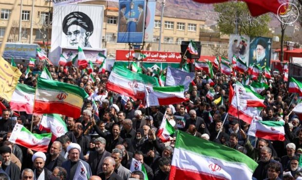 گریه جانسوز مردم در اربعین شهادت رهبر انقلاب گریه جانسوز مردم در اربعین شهادت رهبر انقلاب