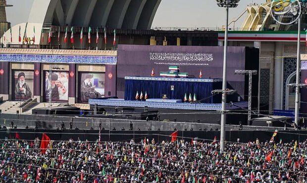 حضور پرصلابت بانوان در بدرقه رهبر شهید؛ نماد وفاداری و عزت ملی ایران حضور پرصلابت بانوان در بدرقه رهبر شهید؛ نماد وفاداری و عزت ملی ایران